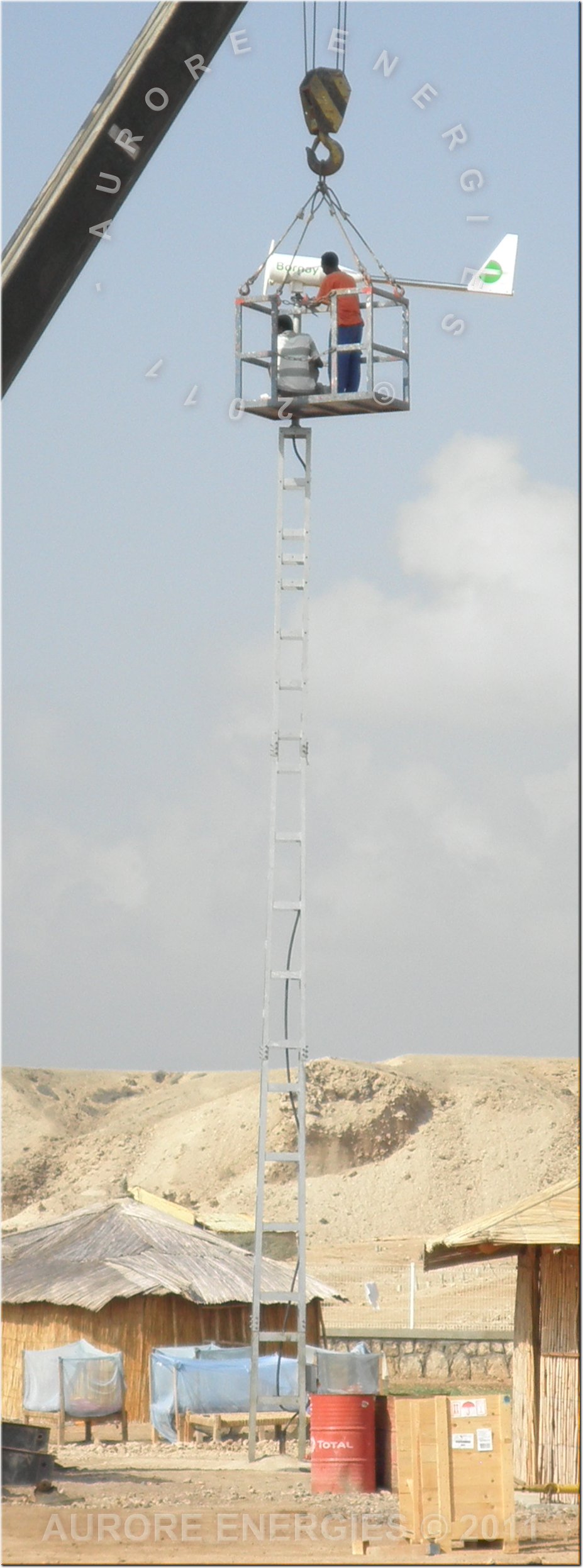 Assemblage de l'éolienne Bornay 3000 watts en haut de son mât de 12 mètres autoportant